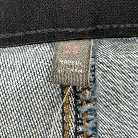 Torrid 3.5” Bombshell Premium Stretch High-Rise Jean Short NWT - Picture 4 of 14